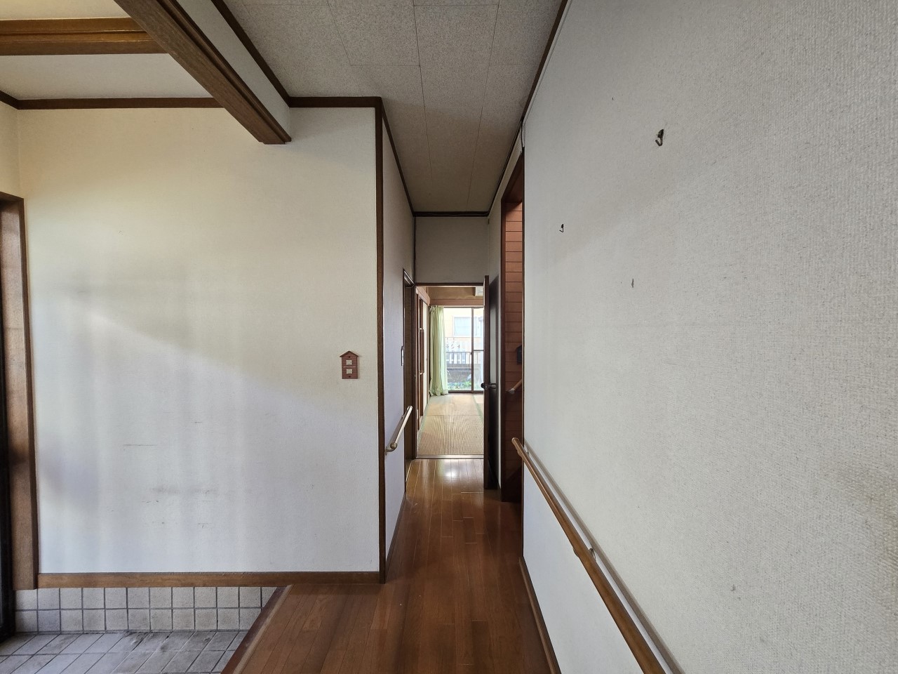 ◆玄関｜手すり付きで移動が楽々！フックをかけて荷物置きにしても◎