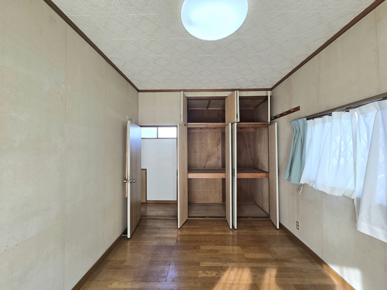 ◆洋室｜中段付きの収納スペースもあります！