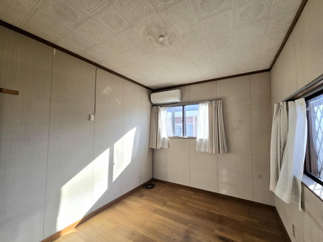 ◆洋室｜2面窓で換気がしやすく快適な空間です♪