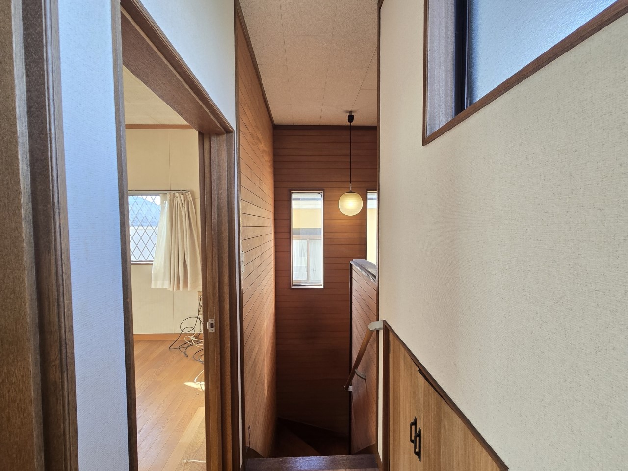 ◆2階廊下｜廊下にも収納スペースあり！ストック品などの収納に♪