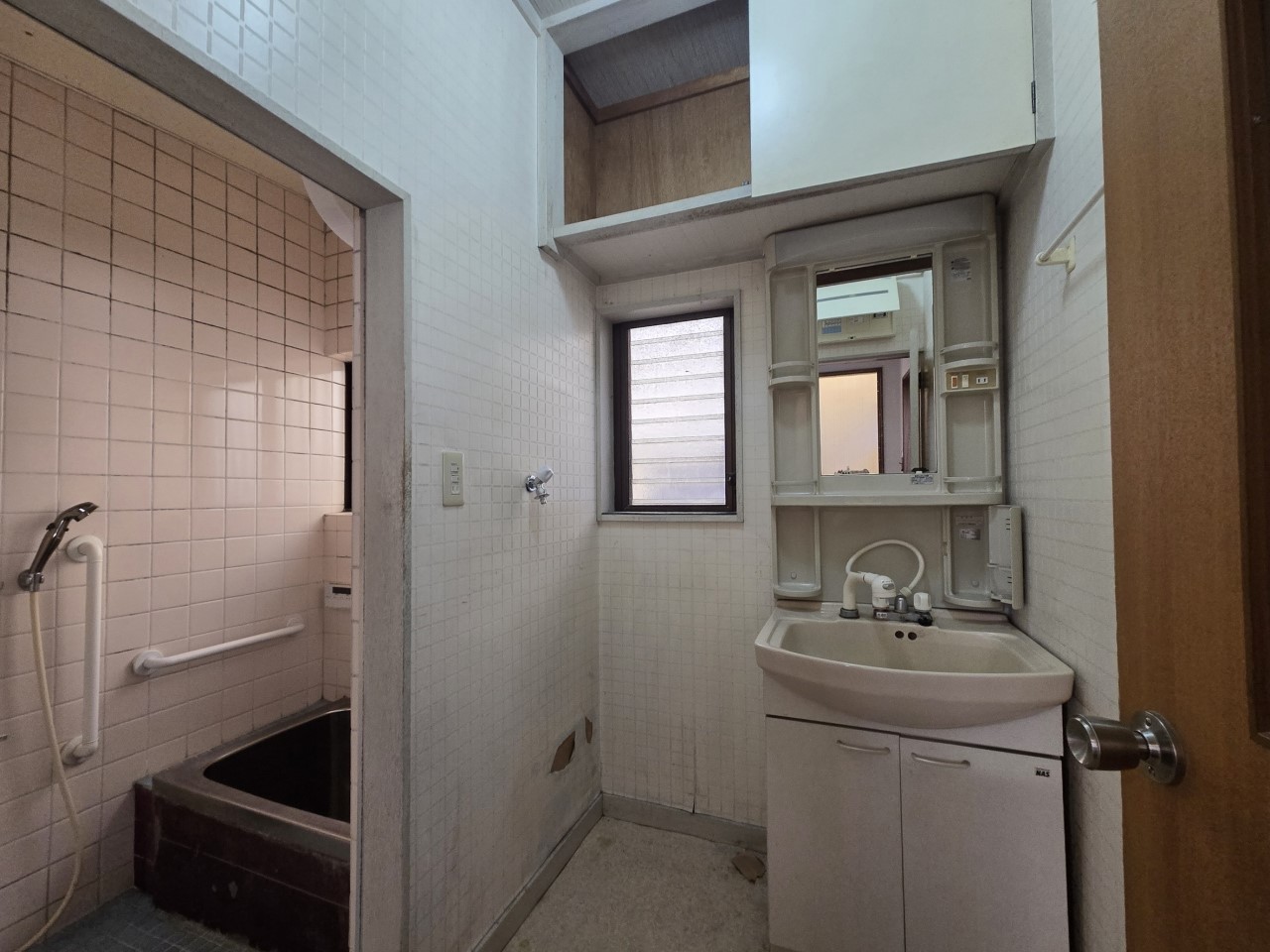 ◆洗面脱衣室｜収納棚付きなのでストック品置き場として使えます♪