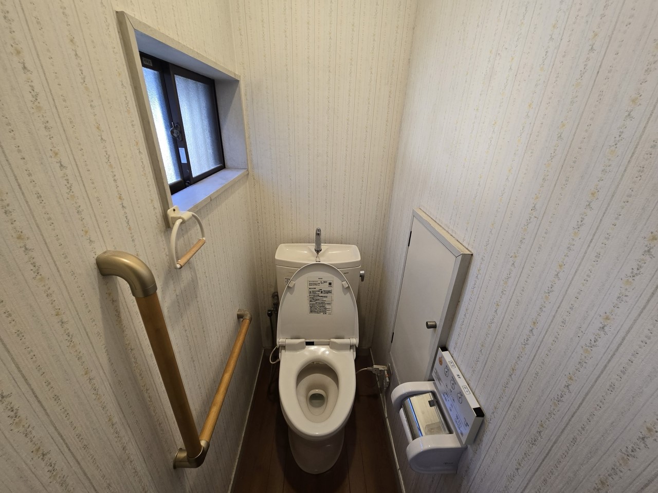 ◆トイレ｜手すり＆収納付きのトイレです！