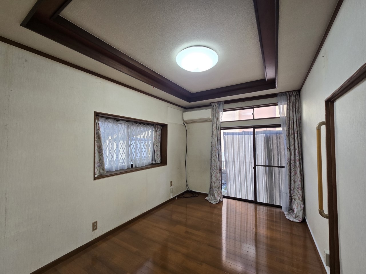 ◆リビング｜天井の木目がアクセントになっておしゃれに♪