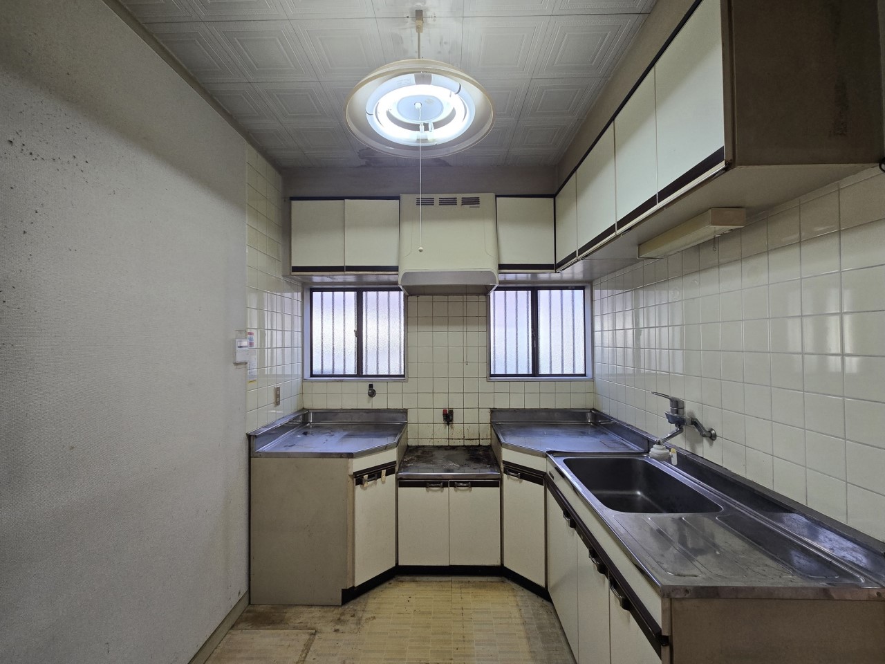 ◆キッチン｜ご夫婦やお子様と並んでお料理をしてもスペースに余裕のあるL型キッチン！