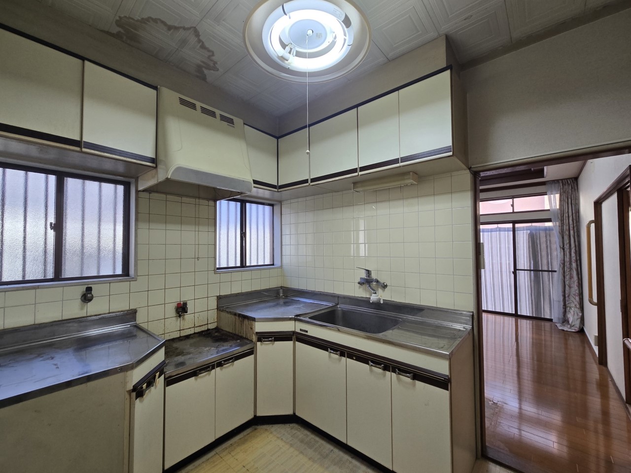 ◆キッチン｜収納付きで大きなお鍋やお皿も収納しやすいです♪