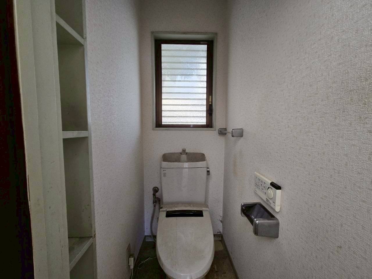 窓のある明るいトイレには便利な棚付き！