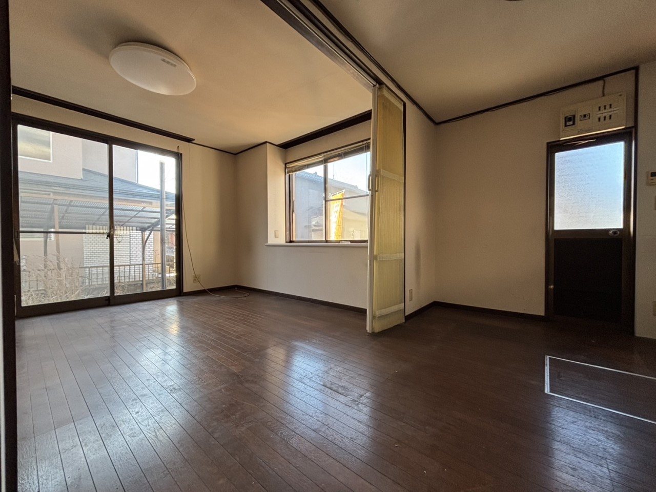 日差しがたくさん差し込む明るいリビング