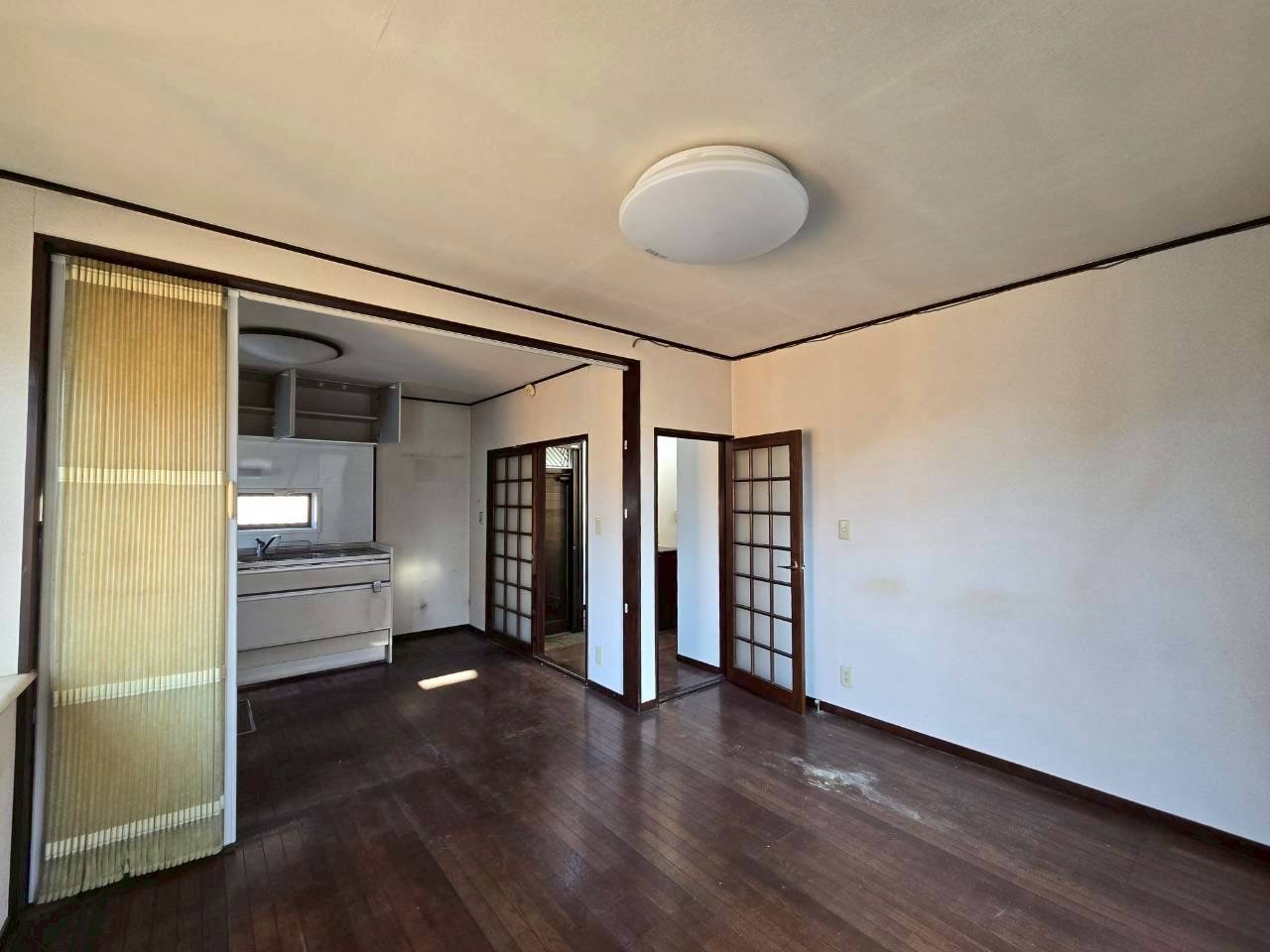 隣接するダイニング・キッチンと一体感のある設計で、生活動線もスムーズに。