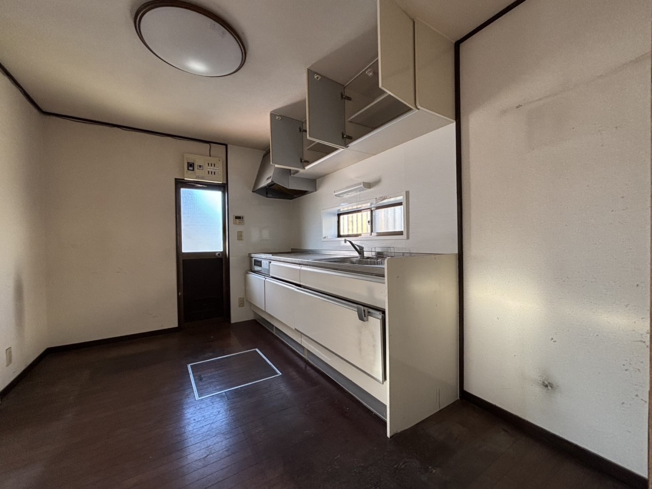 勝手口付きのキッチンで、ごみ出しや買い物後の出入りもスムーズ