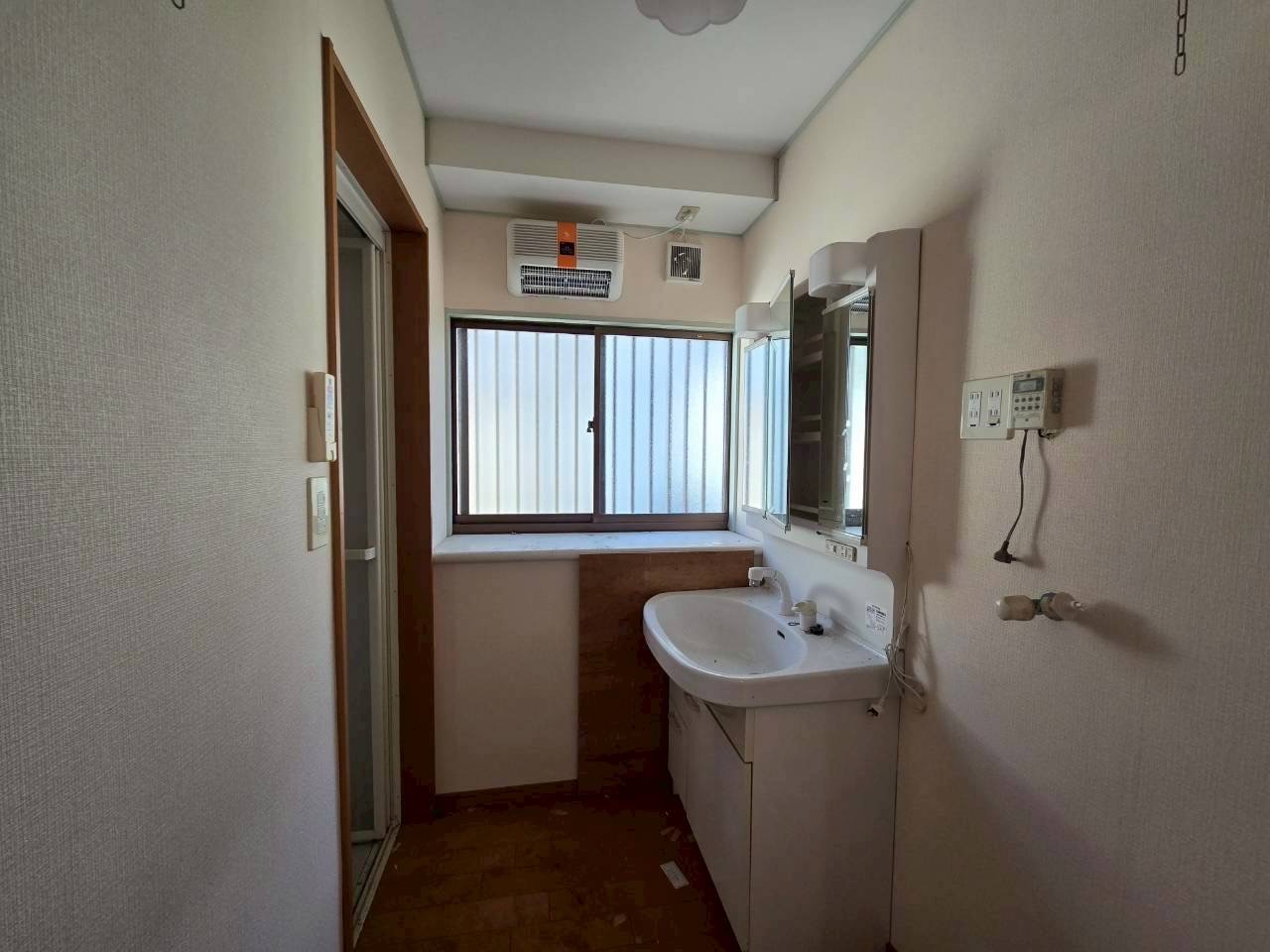 朝の準備もスムーズにできる、使いやすい洗面台付き♪