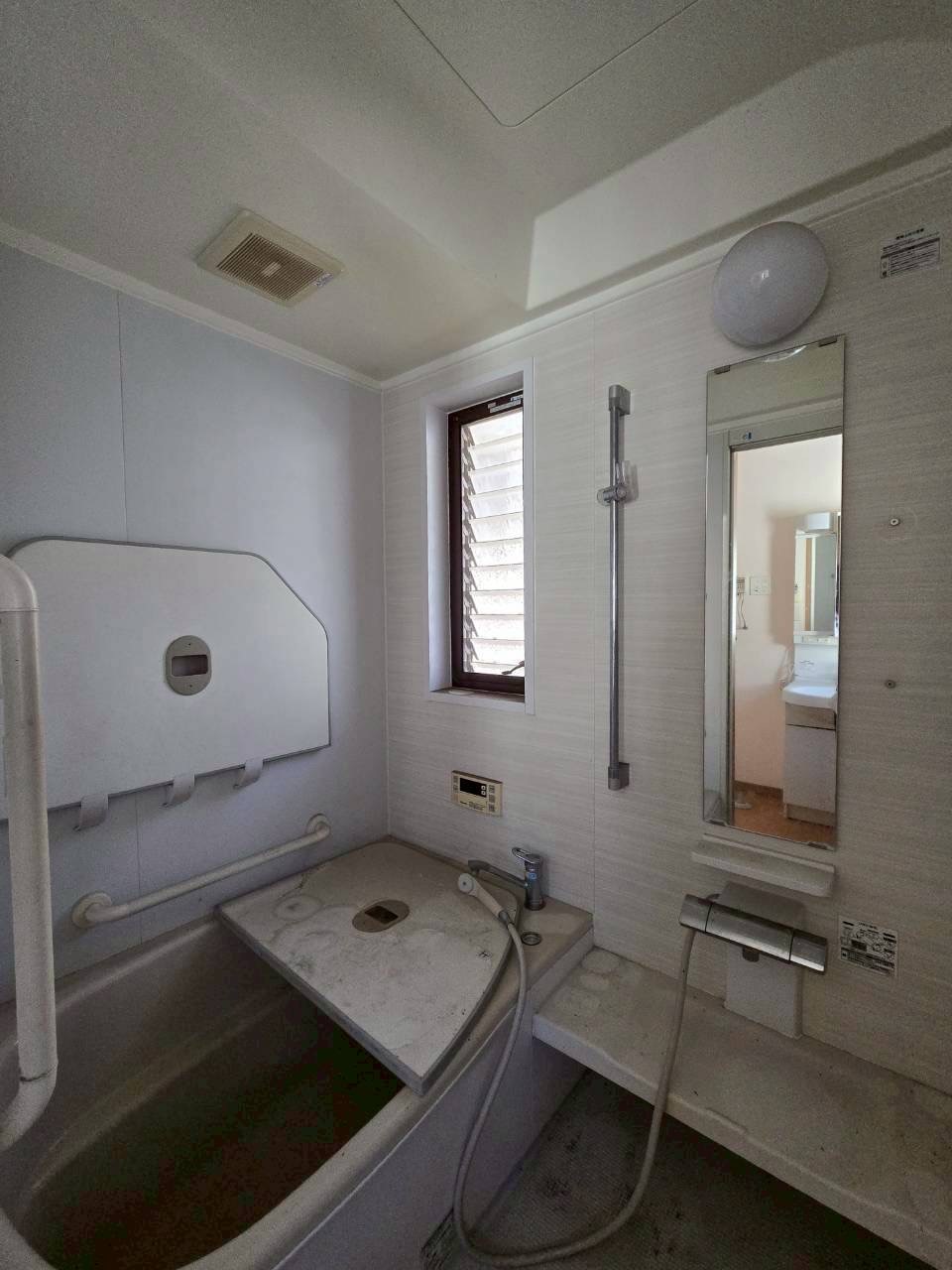 窓付きの明るい浴室