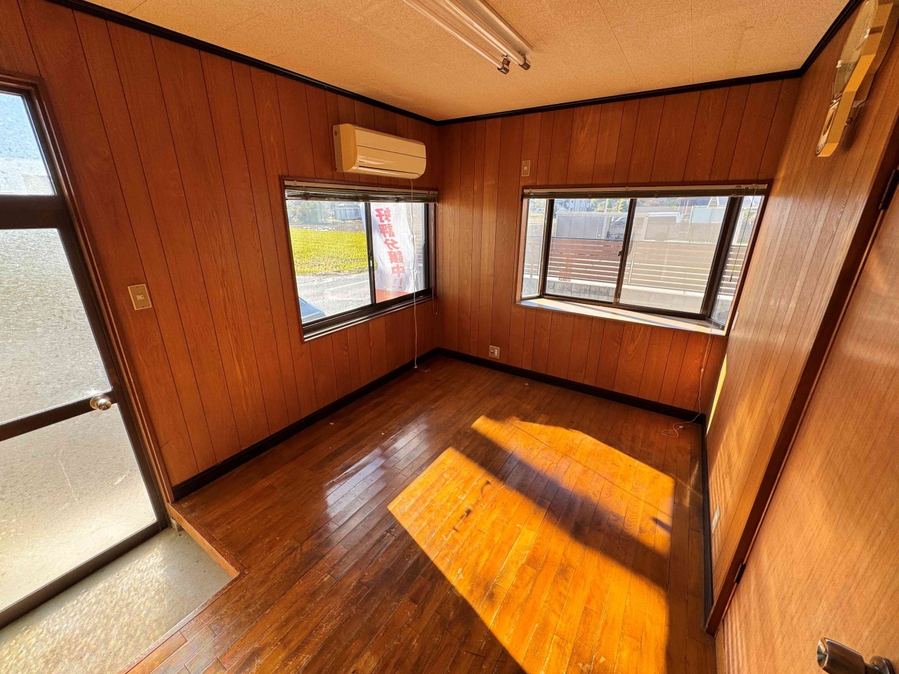 1階6畳の洋室、勝手口があるのでここからお庭に出ることも可能！