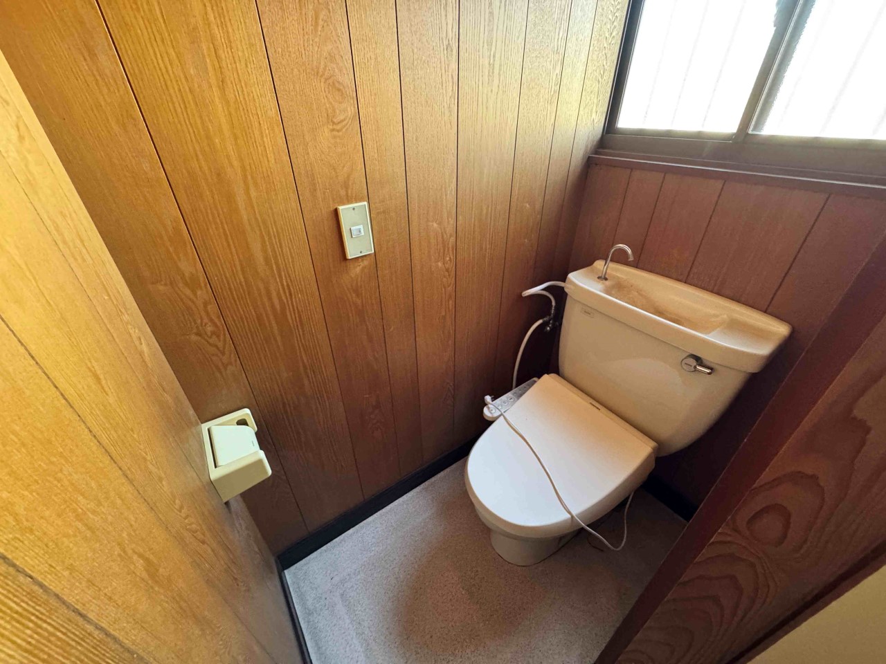 窓のある明るい１階トイレ