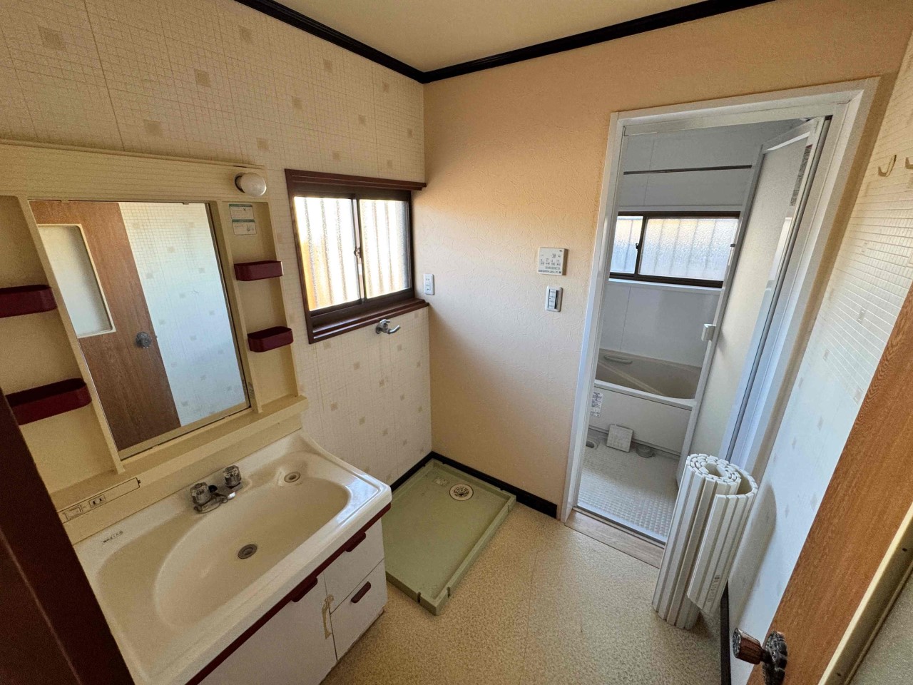 朝の準備もスムーズにできる、使いやすい洗面台付き♪