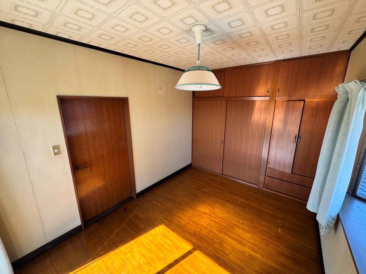 2階洋室は2方向に窓があり、自然光がたっぷり入る明るい室内