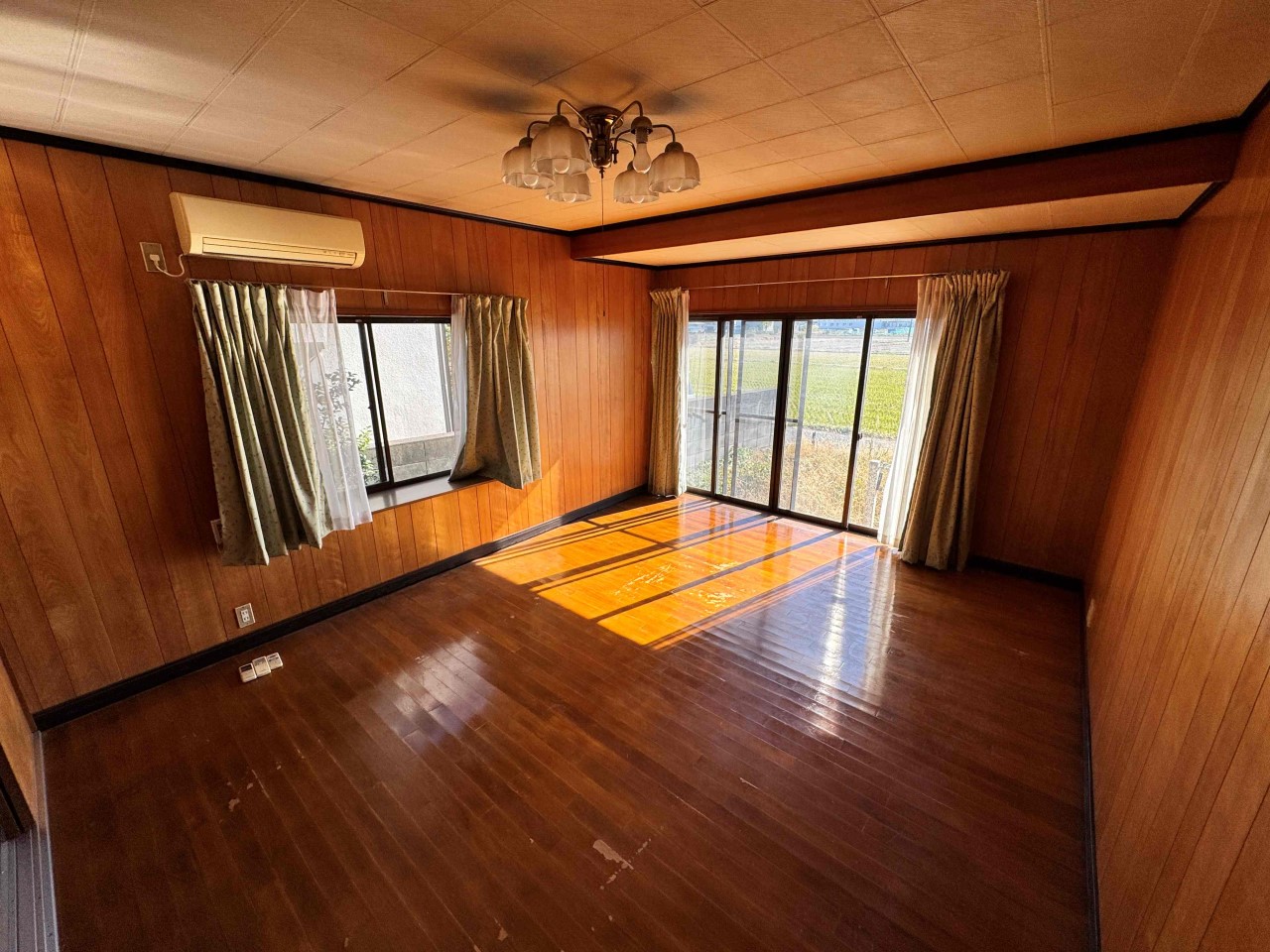 日差しがたくさん差し込む明るいリビング