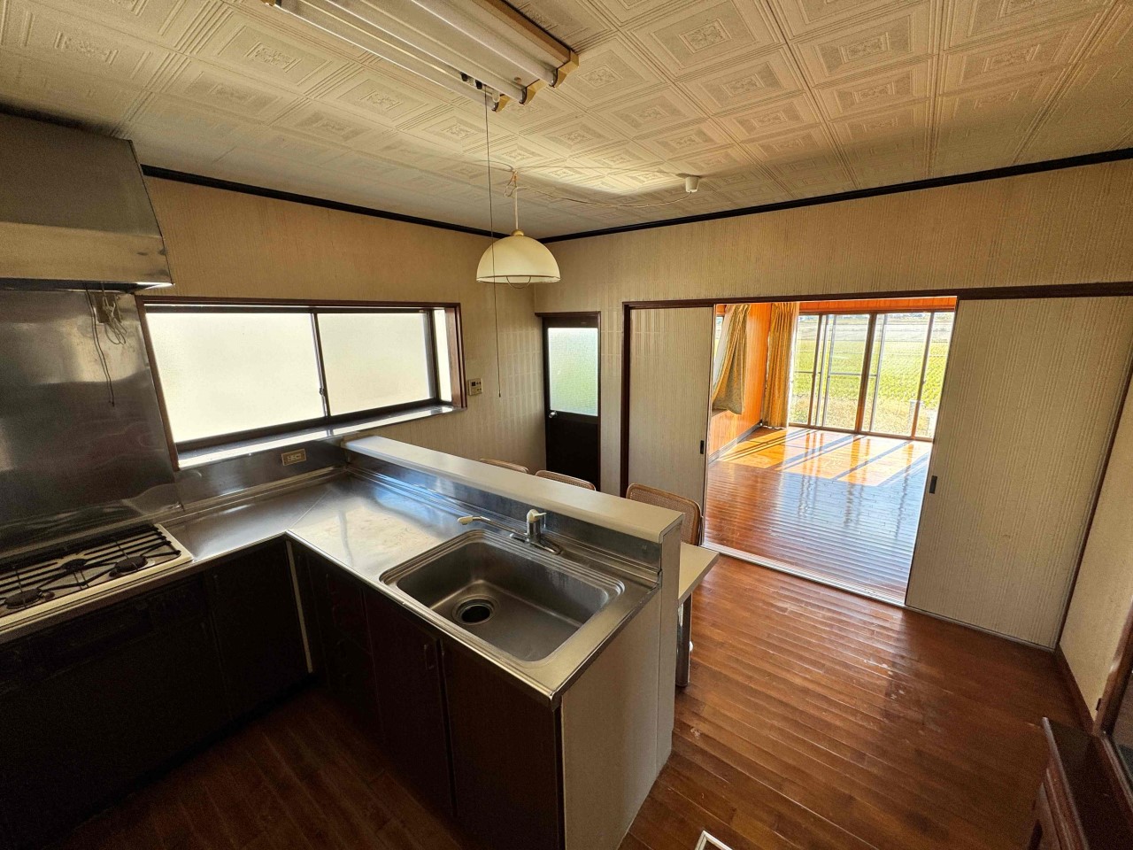 開放感のあるL字型キッチンが特徴。ダイニングスペースともつながり、家族とコミュニケーションを取りながら料理ができる快適な空間です