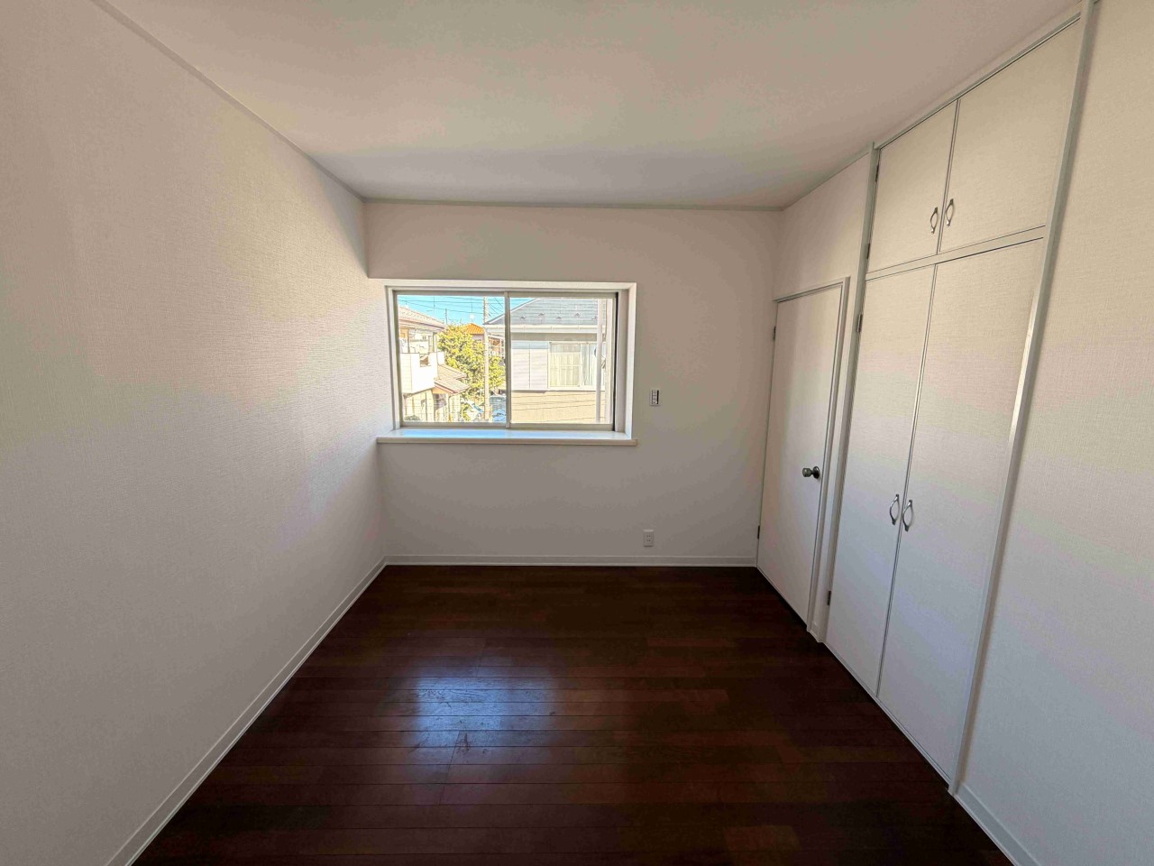 ２階洋室はクローゼット付きで収納力も確保された快適空間