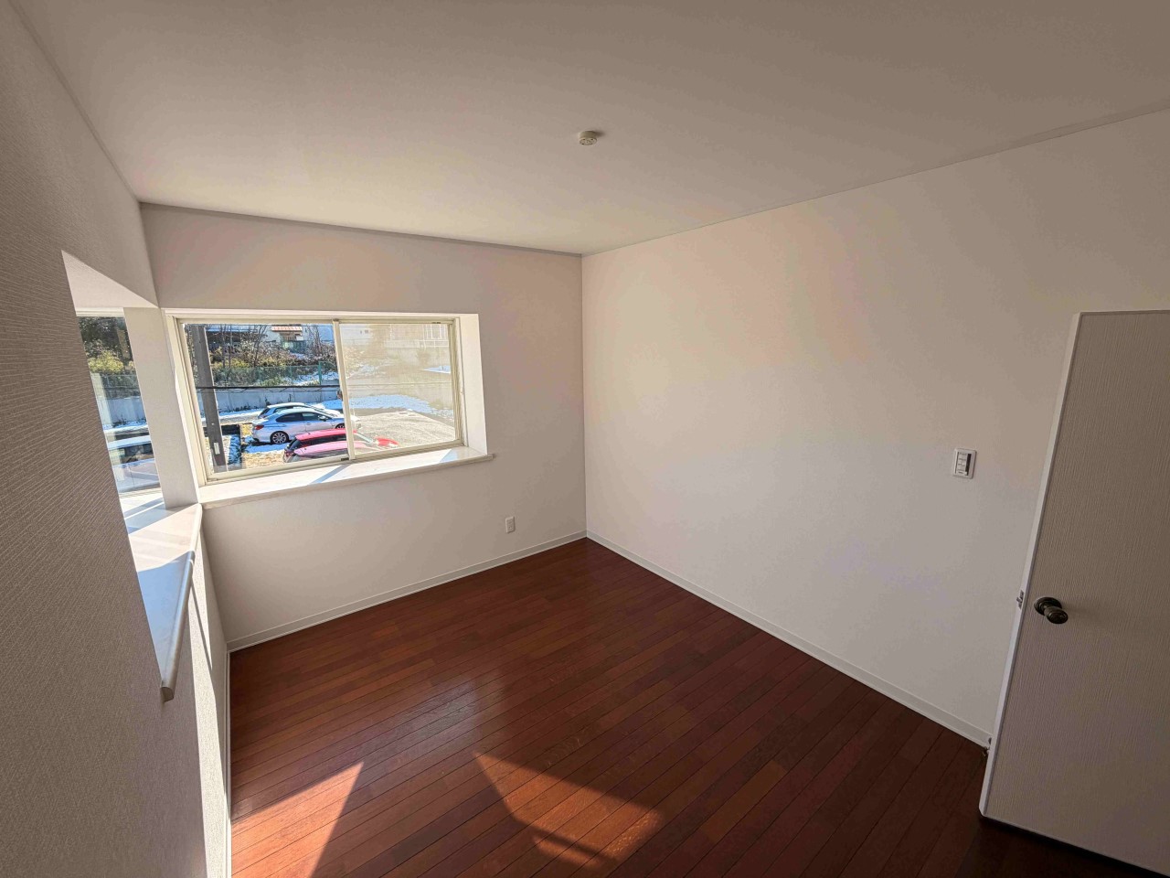 2方向に窓があり、自然光がたっぷり入る明るい２階洋室