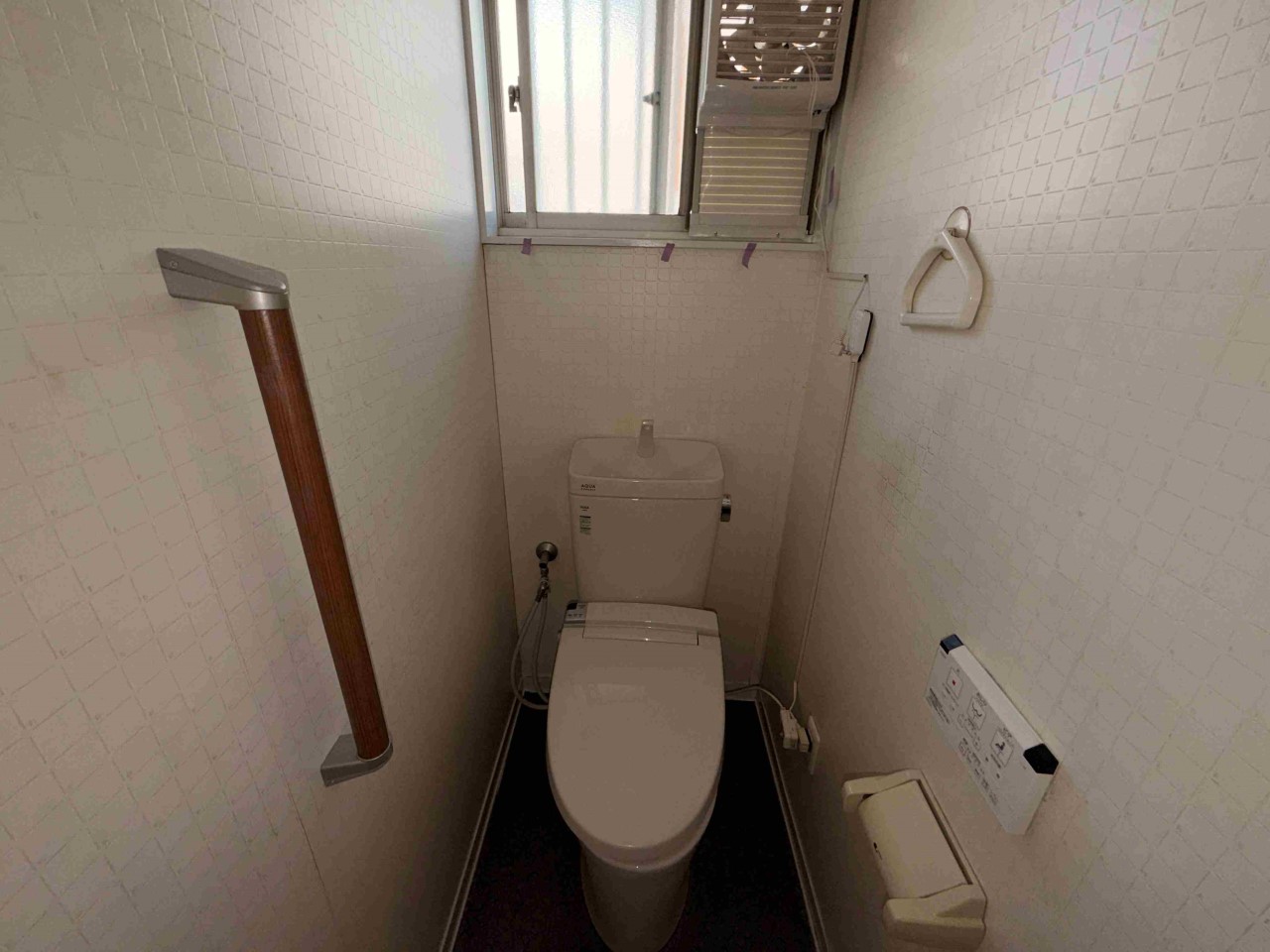 窓のある明るい１階トイレ