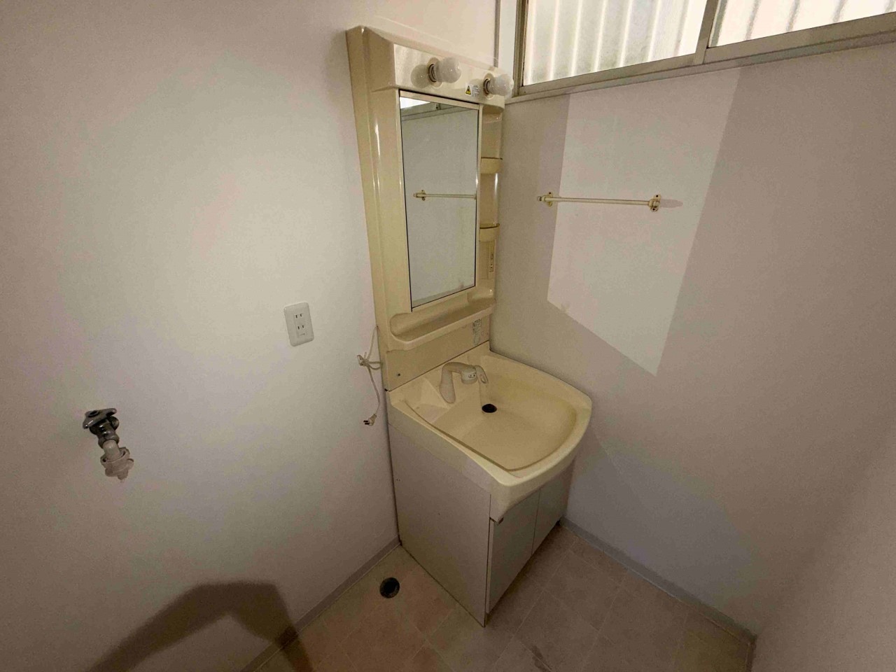 湿気がこもりがちな洗面室も、窓を開ければ一気に空気の入れ替えが可能！