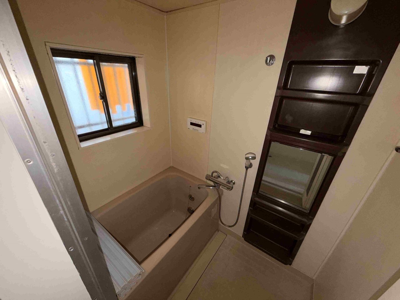 窓付きの明るい浴室