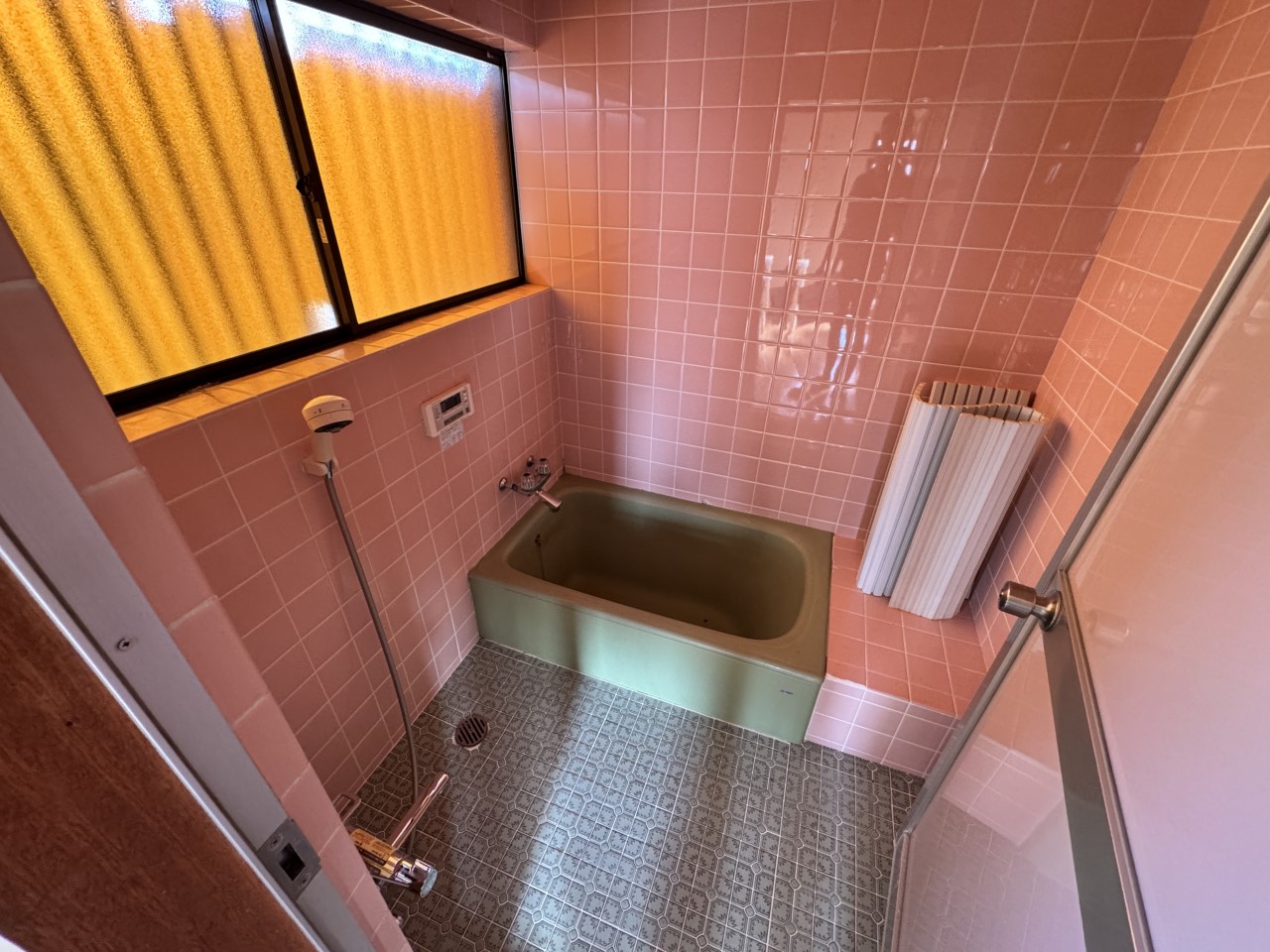 タイル張りの浴室は、現代的なデザインへの変更も視野に入れられる構造です