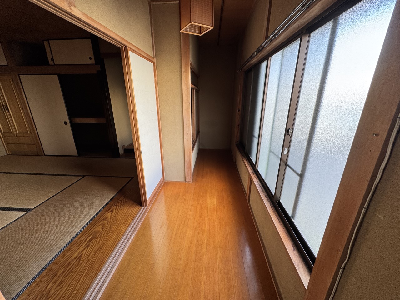 縁側は、天然の断熱材のような役割を果たしてくれます♪夏は強い日差しを遮り、冬は柔らかな陽だまりとなって家全体を暖めてくれるため、一年中快適に過ごせるのが魅力です♪