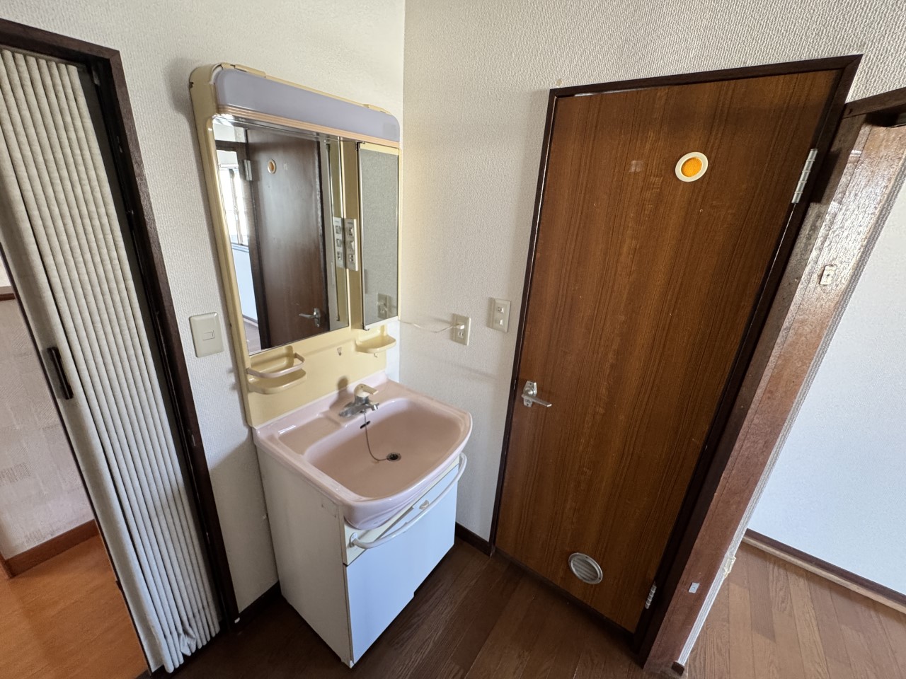 2階にも洗面台付きで、朝の準備もスムーズにできます♪