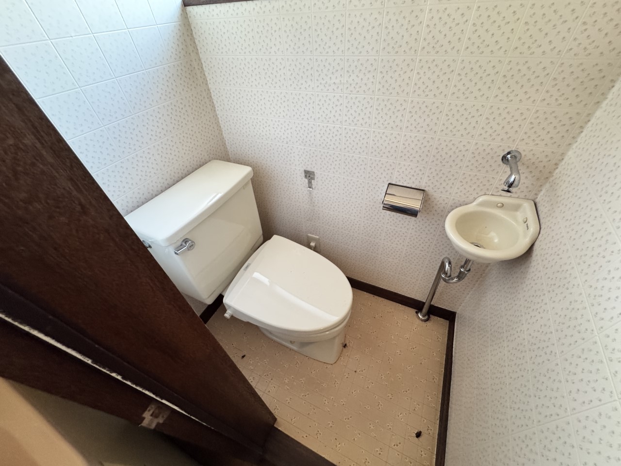 2階にもトイレがあり、忙しい朝や夜間も便利