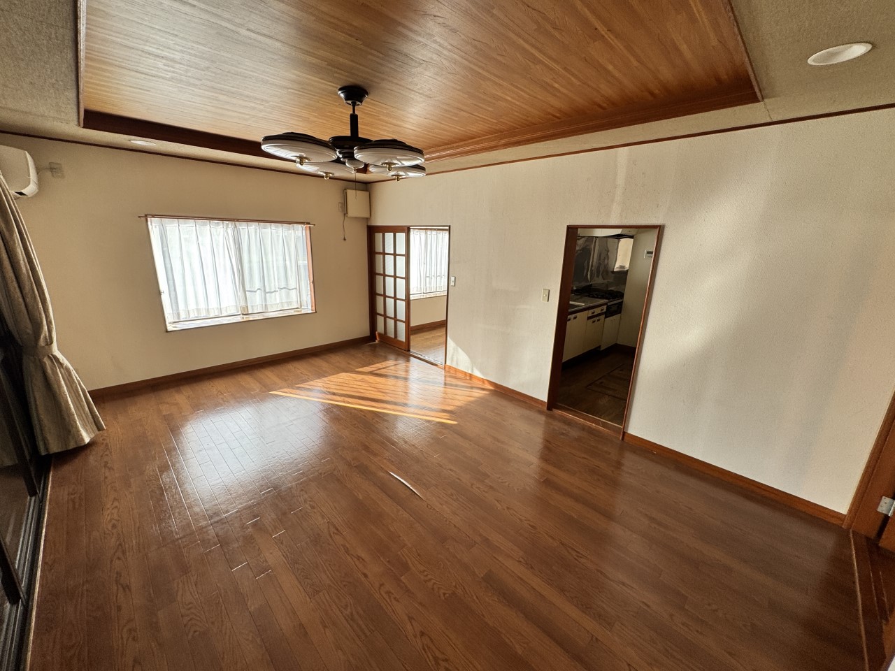 21帖のリビングは、ソファーやダイニングテーブルを置いても十分な広さ♪