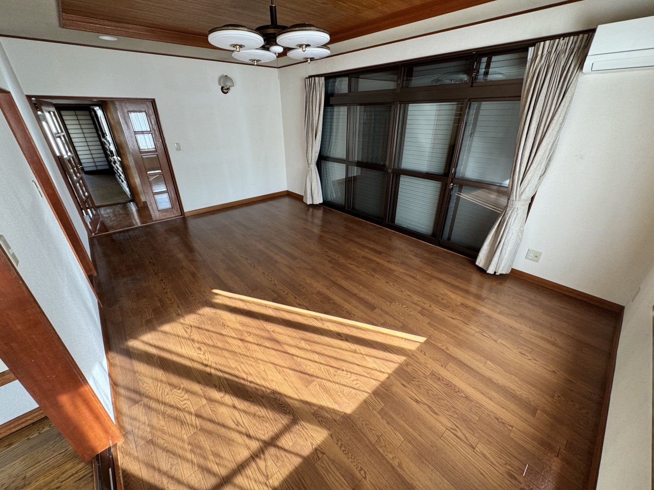 日差しがたくさん差し込む明るいリビング