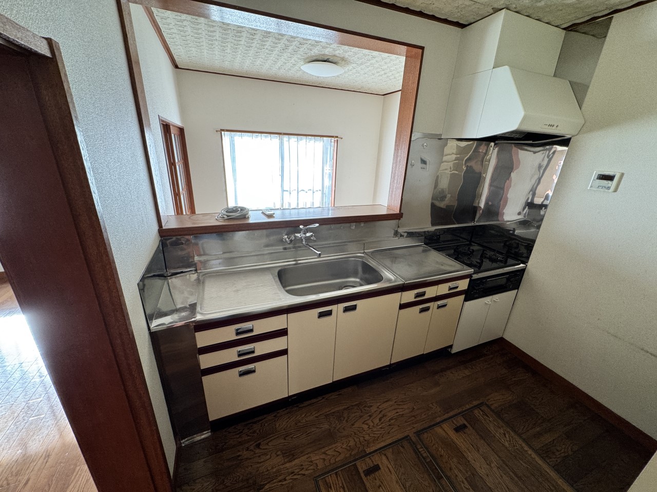 「キッチンの生活感を隠したい」という方に選ばれている独立タイプ！  シンクの中や調理家電がリビングから直接見えないため、急な来客時も慌てる必要がありません♪