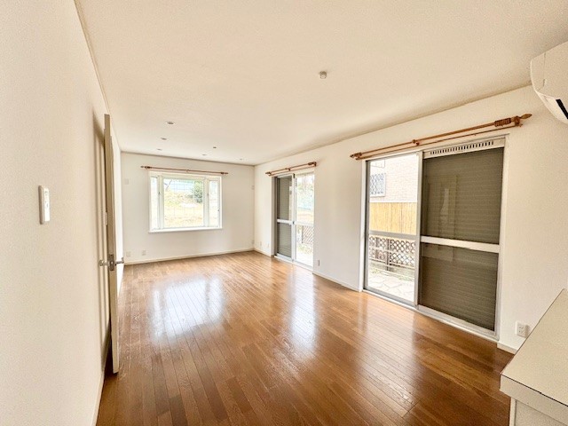 【リビング】3つの窓で自然光が心地よく差し込みます※2026年2月撮影