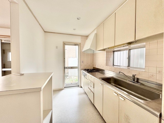 【キッチン】吊り戸付きのキッチンで調理スペースを広く確保できます♪※2026年2月撮影