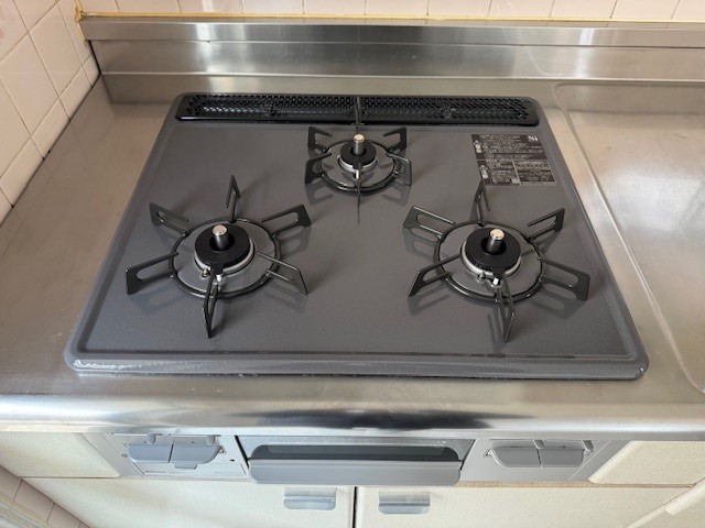 【キッチン】3口のガスコンロで忙しい夕食作りも手際よく快適に♪※2026年2月撮影