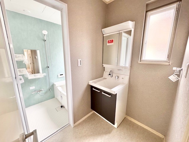 【脱衣所】自然光差し込む洗面台で朝の気分も上がります♪※2026年2月撮影