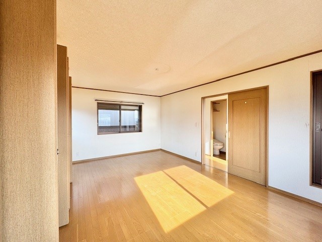 【洋室】家具のレイアウトがしやすい、シンプルで使い勝手の良い洋室です※2026年3月撮影