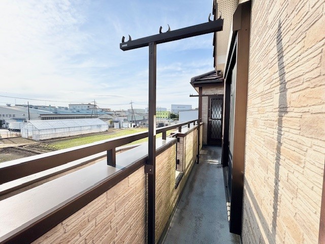 【バルコニー】バルコニーは幅があり、一度にたくさん洗濯物を干せます♪※2026年3月撮影