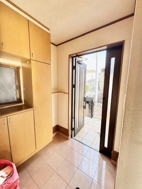 【玄関】シューズボックス付きの明るい玄関♪小物を置いたりインテリアも楽しめます。※2026年3月撮影