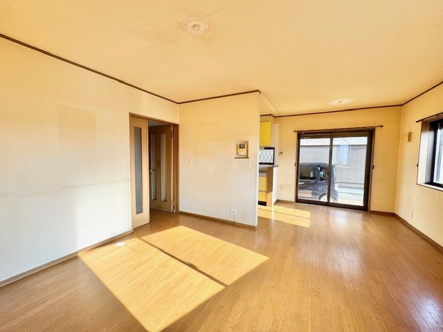 【リビング】日差しがたくさん差し込む明るいリビング※2026年3月撮影