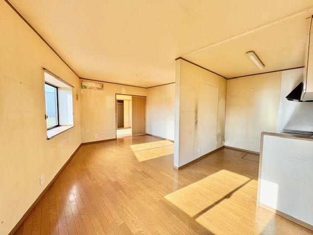 【リビング】明るく開放的なリビング。家族の団らんにぴったりの空間です。※2026年3月撮影