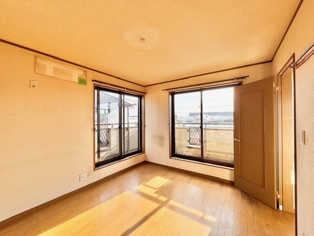 【洋室】2方向に窓があり、自然光がたっぷり入る明るいお部屋です♪※2026年3月撮影