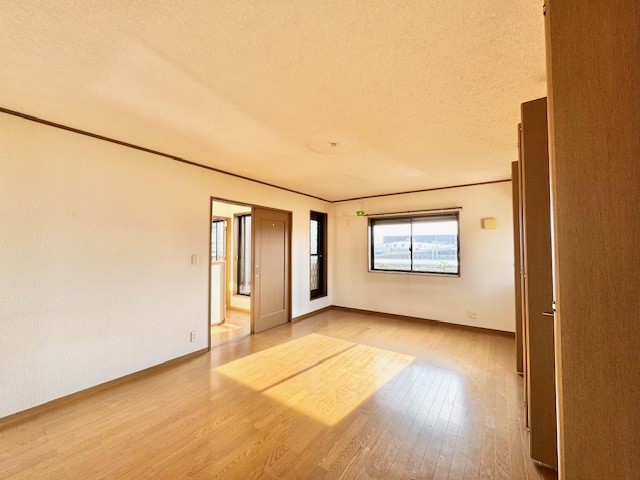 【洋室】ダブルベッドを置いても余裕の広さで様々なインテリアを楽しめます！※2026年3月撮影