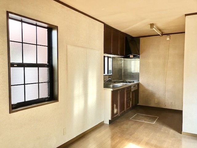◆リビング｜隣接するダイニング・キッチンと一体感のある設計で、生活動線もスムーズに