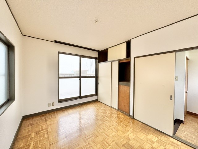 ◆洋室｜2方向に窓があり、自然光がたっぷり入る明るい室内