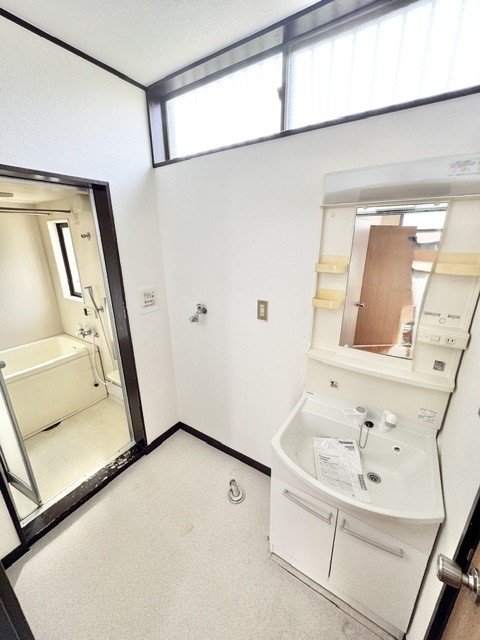 ◆洗面室｜洗面台下収納や棚付きで、タオルや日用品の整理整頓もスムーズに