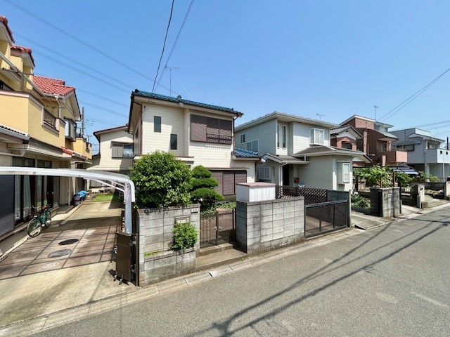 ◆外観(リフォーム前) ｜前面道路が5ｍあると、標準より広めで快適に感じられます。
