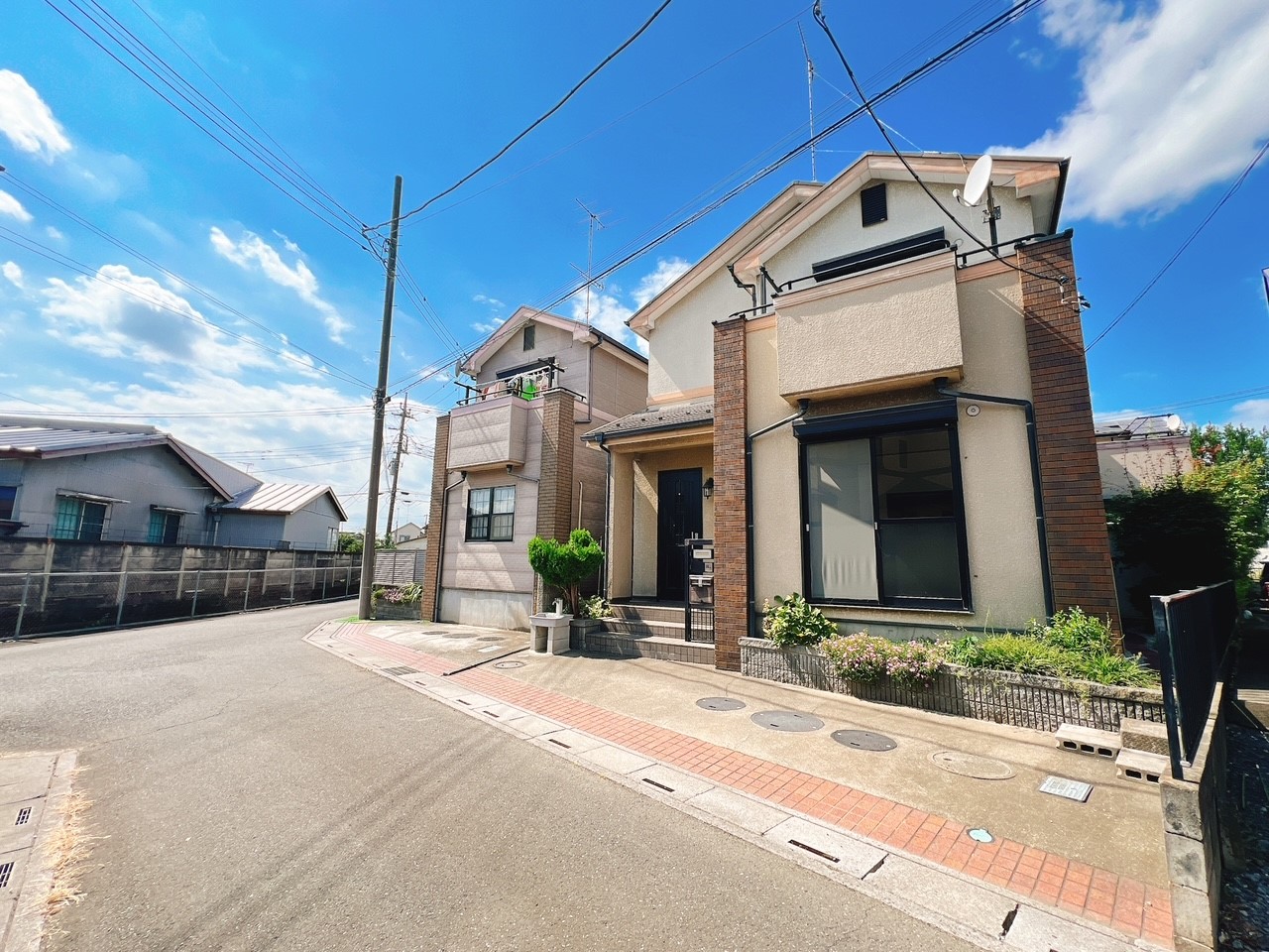 ◆外観｜駐車スペースも確保された安定した住環境。