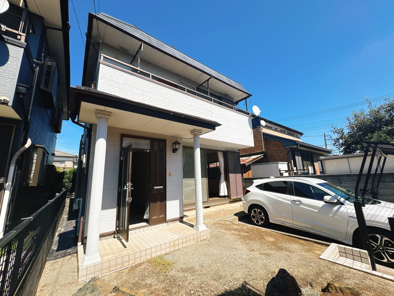 ◆外観｜玄関屋根付きで雨の日も安心です！